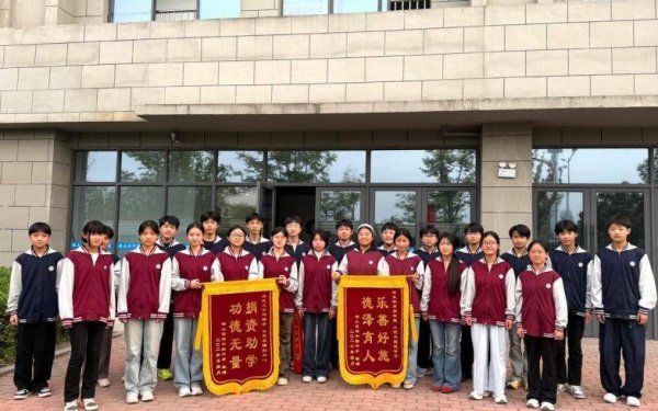 安徽砀山：爱心企业捐赠校服 跨越千里情暖学子