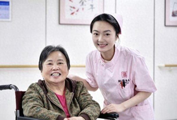 “00后”带百位老人用智能手机、刷短视频，把养老院过成青春乐园