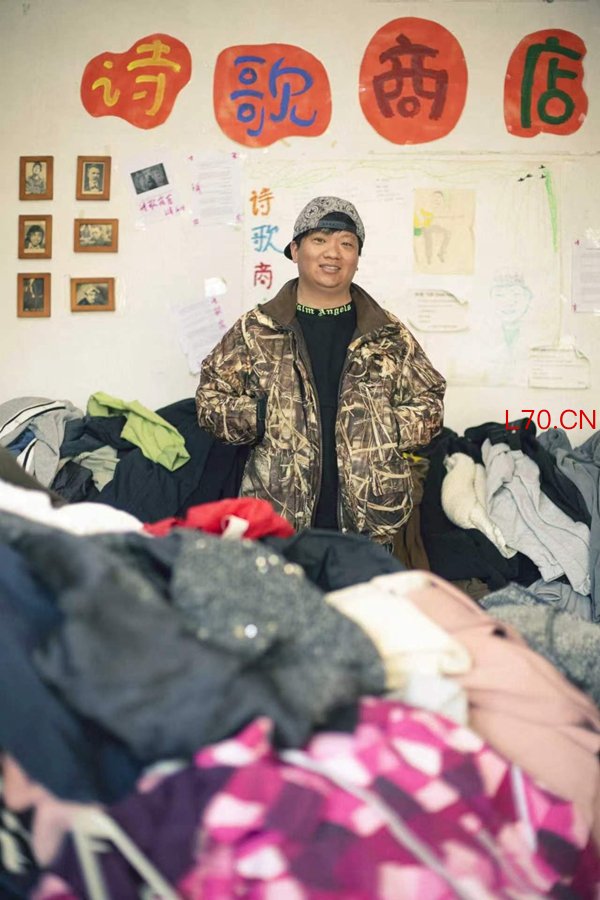 在皮村的“诗歌商店”，小海过上了某种程度上梦想的生活   摄影/王晓东