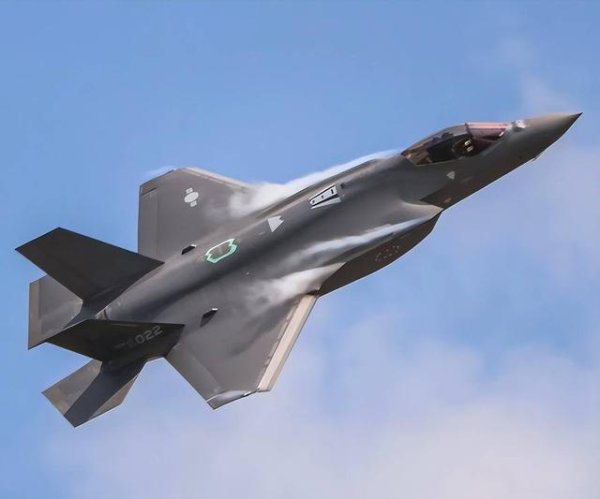 美军F-35刚起飞又摔了！飞行员侥幸逃生，问题到底出在哪？