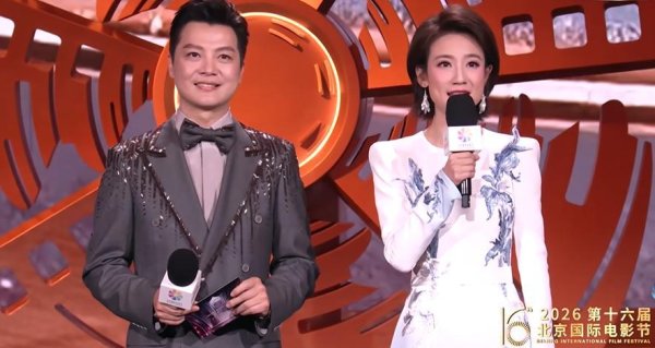 北影节座位暴露江湖地位：于和伟仅第三排，高叶有排面，黄渤稳居C位