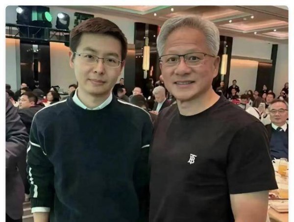 英伟达市值一夜暴涨三千亿！为什么黄仁勋偏偏选择跟宇树合作？
