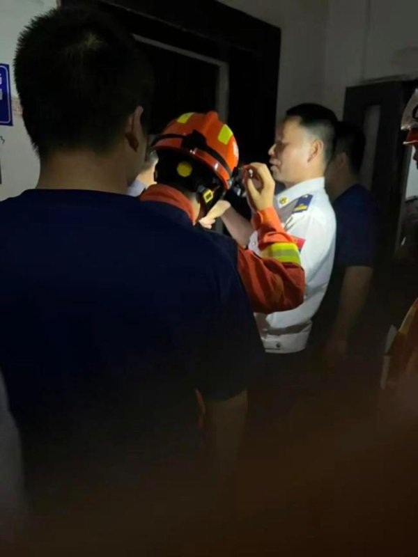 小区电梯故障一女子坠亡家属发声 物业保安违规操作引争议