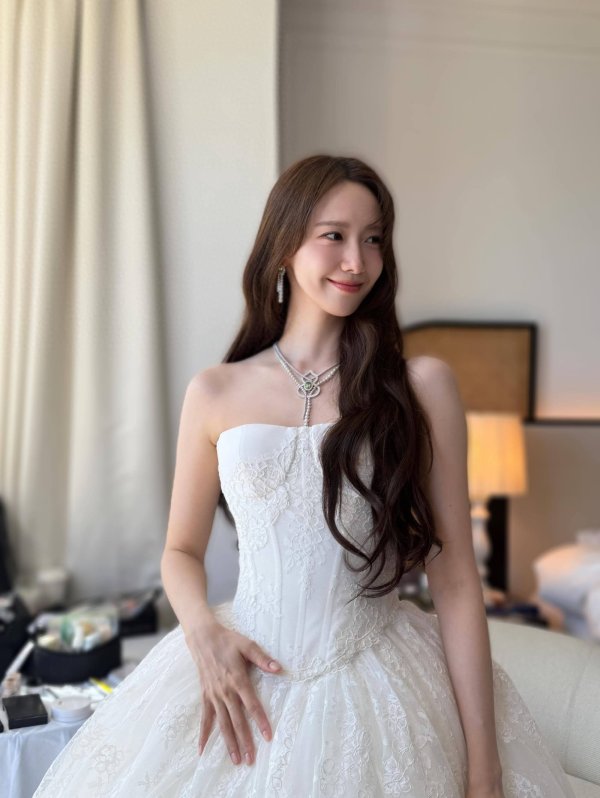 林允儿的美貌真的十年如一日啊, 纯白抹胸纱裙简直仙气飘飘